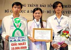 Đặng Ngọc Huê, Phan Thị Thanh Hoài, Nguyễn Bá Dũng tại lễ trao giải Phát minh xanh Sony 2004.